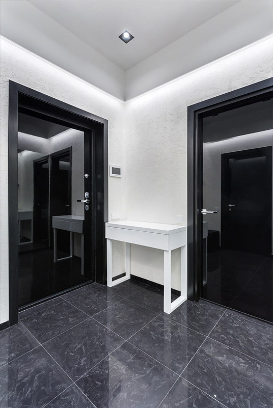 porte opache nell'interno del corridoio