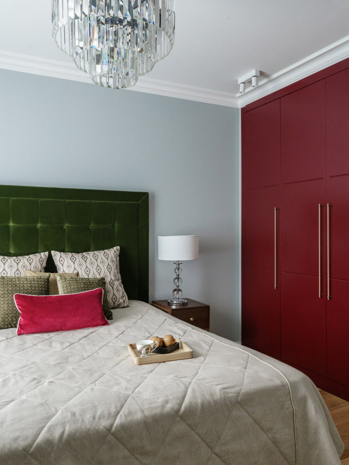una combinazione di marsala e verde