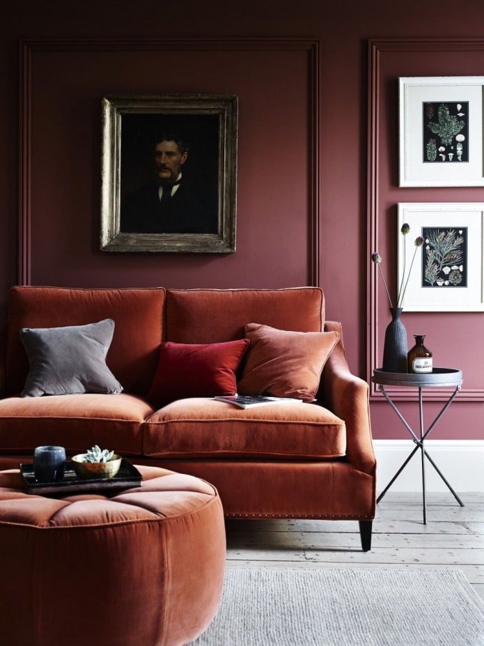 parete bordeaux con divano arancione