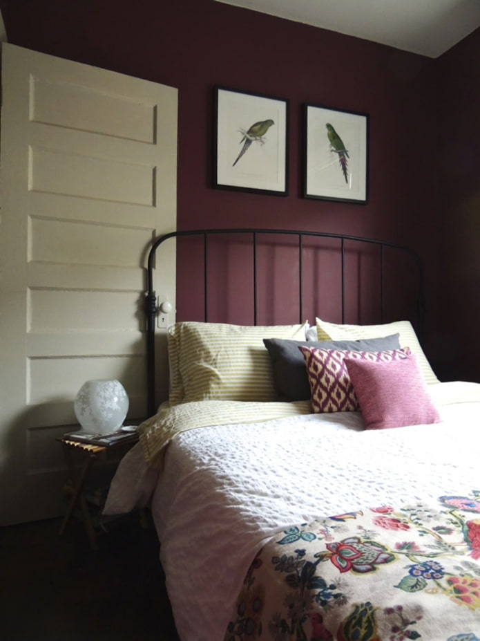 parete marsala dietro il letto
