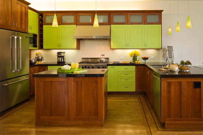 cucina in legno con accenti verdi