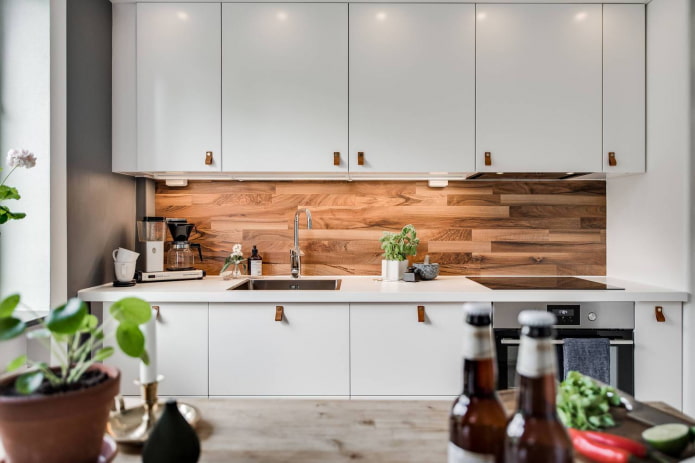 grembiule in legno in una cucina bianca