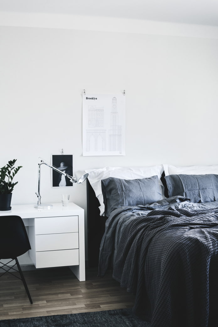 biancheria da letto scura negli interni