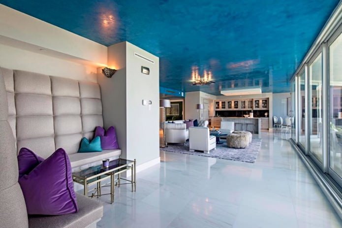 Pavimento chiaro e soffitto blu