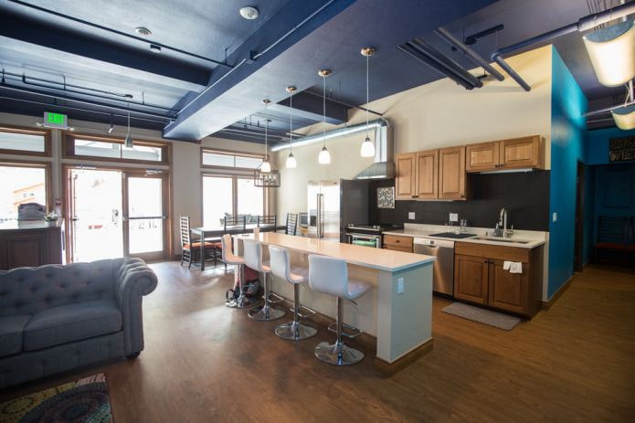 soggiorno abbinato a cucina in stile loft