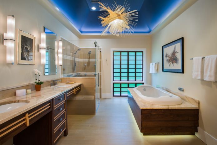 bagno con soffitto blu