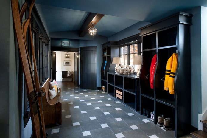 corridoio con soffitto blu