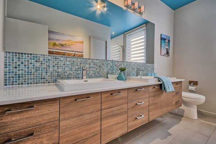 bagno con soffitto blu