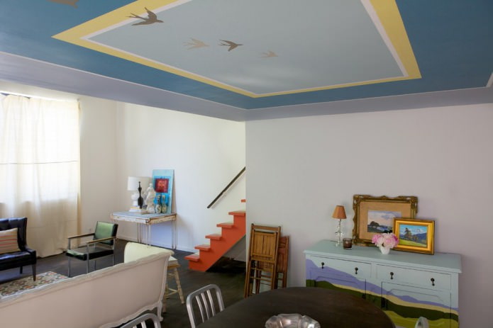 Soffitto blu e giallo