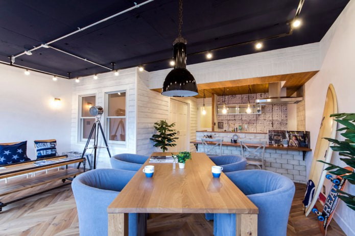 soffitto blu in stile loft