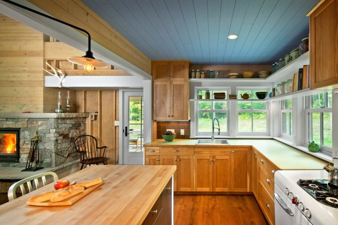 cucina in stile country con soffitto in legno blu