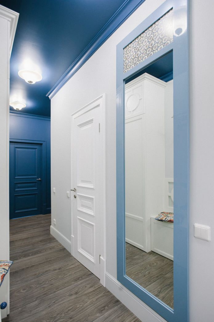 Corridoio con soffitto blu