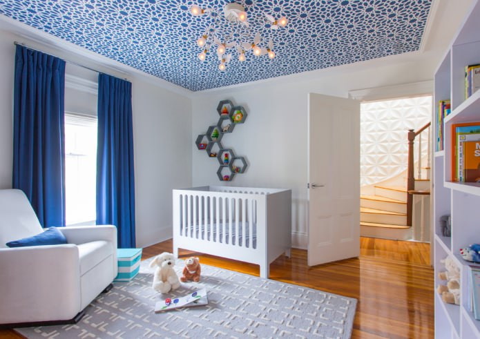 soffitto blu con motivo