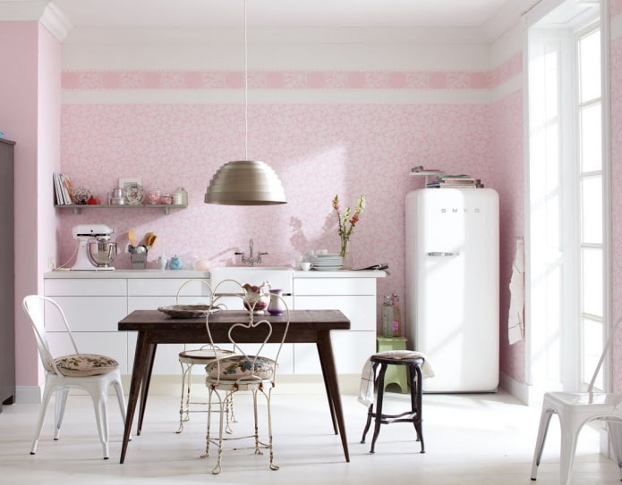 pareti rosa nell'interno della cucina