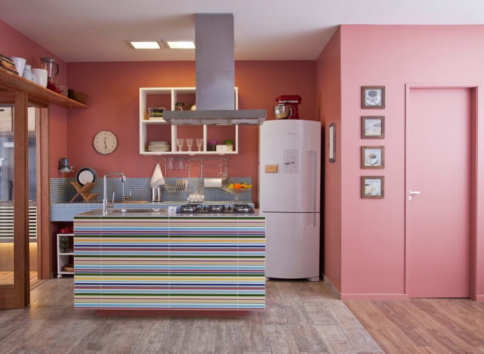 pareti rosa nell'interno della cucina