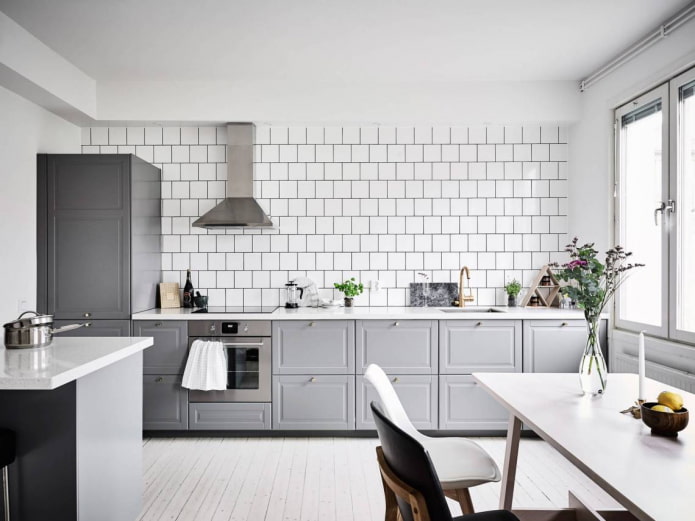 pareti bianche nell'interno della cucina