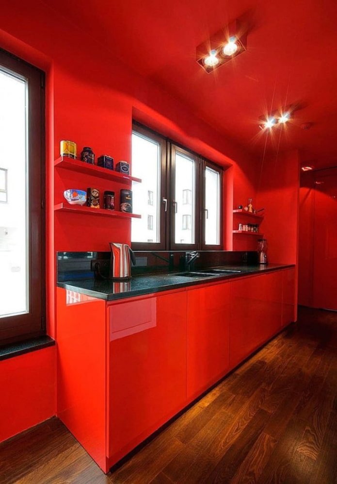 pareti rosse nell'interno della cucina
