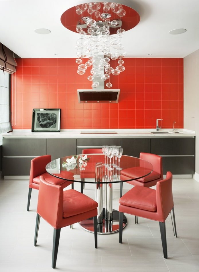 pareti rosse nell'interno della cucina