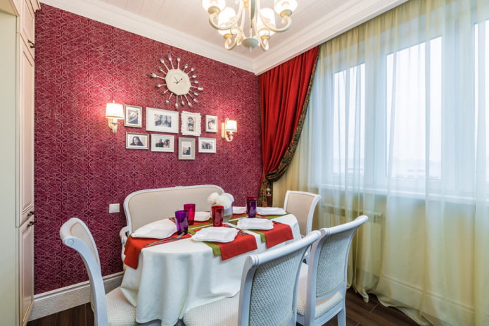 pareti bordeaux nell'interno della cucina
