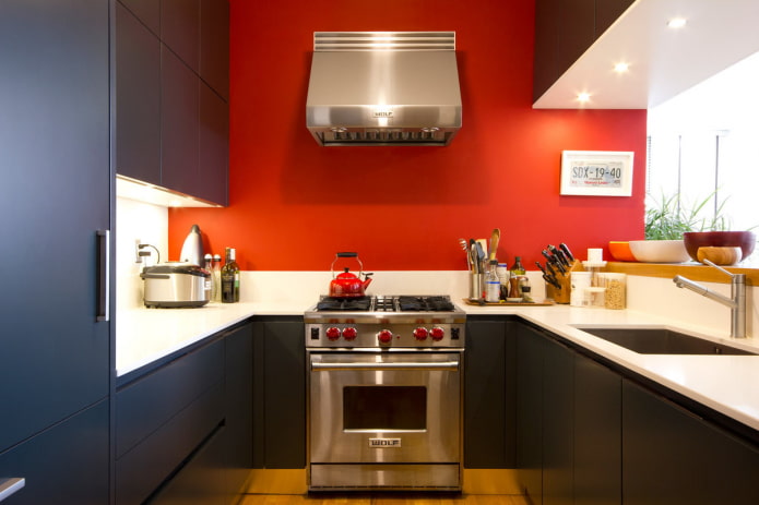 pareti rosse nell'interno della cucina