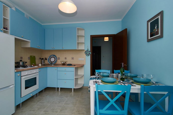 pareti blu nell'interno della cucina