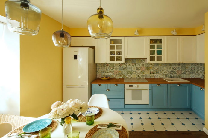 pareti gialle nell'interno della cucina