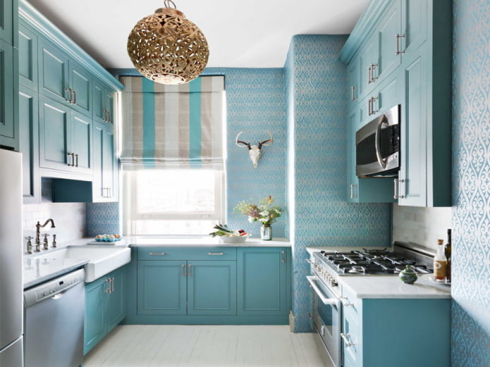 pareti blu nell'interno della cucina