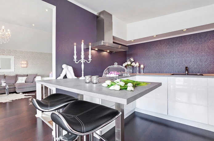 pareti viola nell'interno della cucina