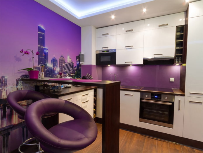 pareti viola nell'interno della cucina