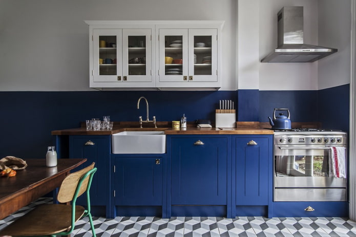 pareti blu e bianche nell'interno della cucina