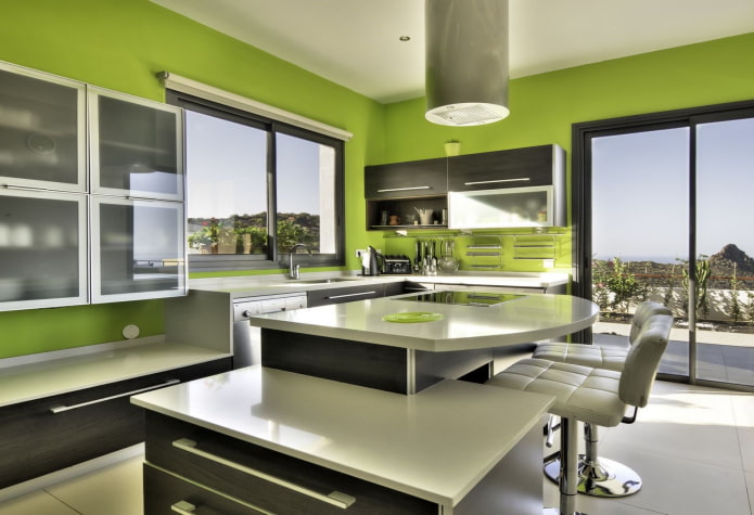 pareti verdi nell'interno della cucina