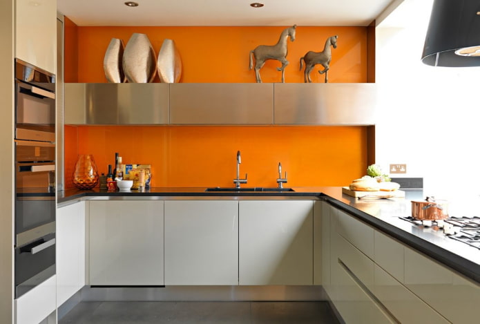 pareti arancioni nell'interno della cucina