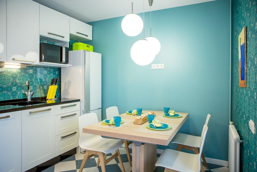 cucina con parete dipinta