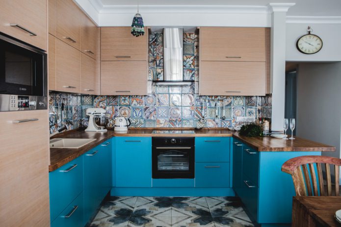 colore del piano di lavoro in rovere scuro