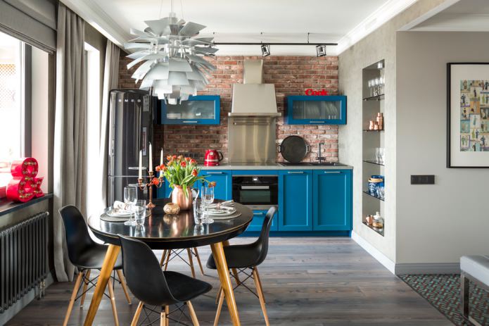 piano di lavoro grigio e set da cucina blu