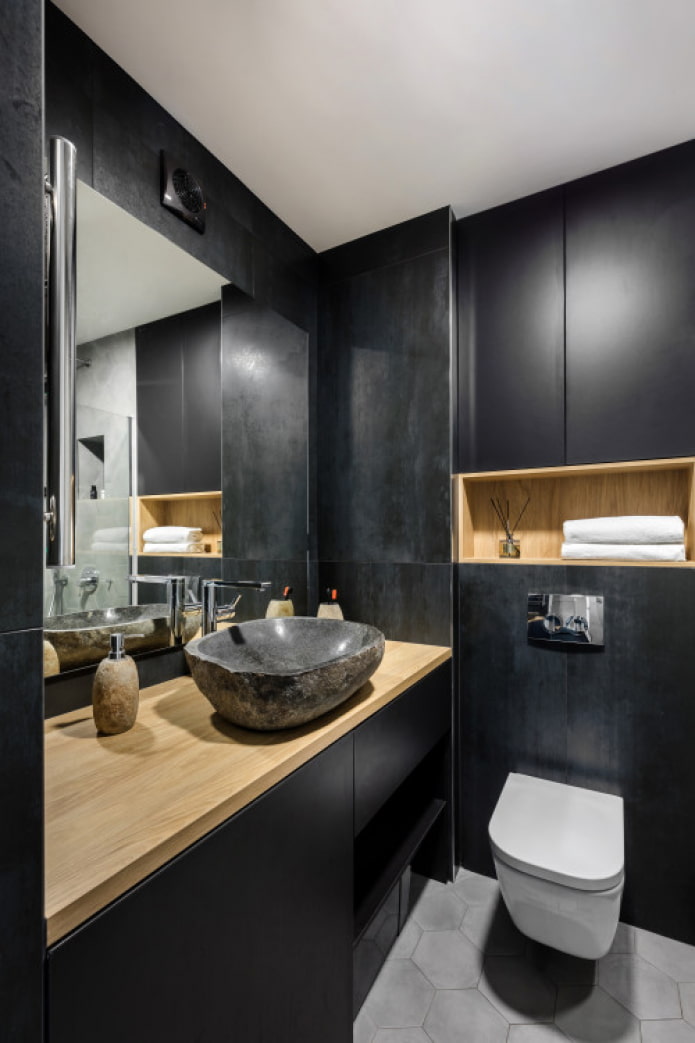 bagno nero sotto la pietra