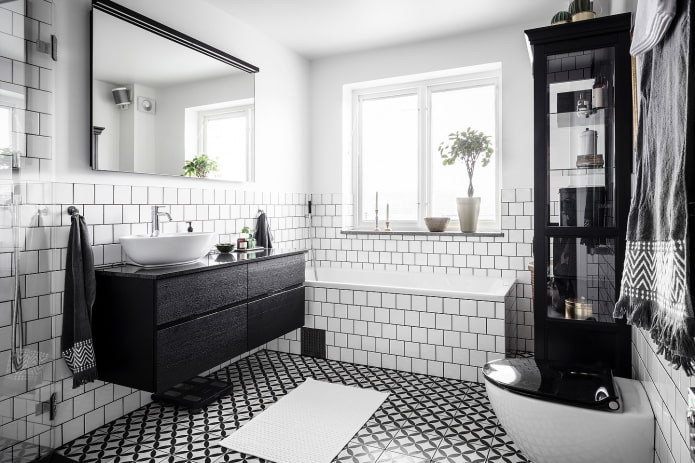 piastrelle con vernice nella vasca da bagno