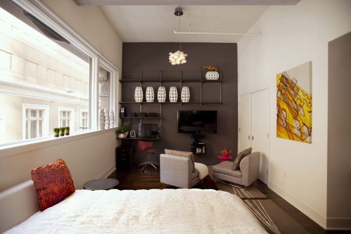 combinazione di colori di pareti, pavimento e soffitto in una stanza stretta