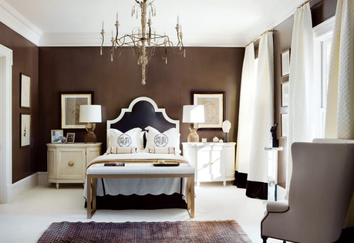 soffitto e pavimento chiari, pareti scure