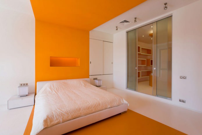interno di una camera da letto arancione e bianca