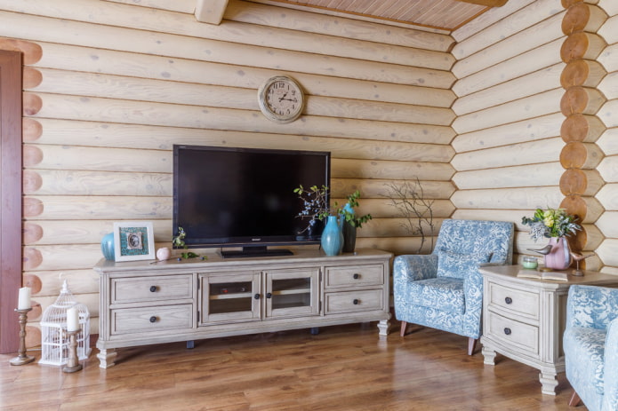 Mobile TV in un interno in stile country