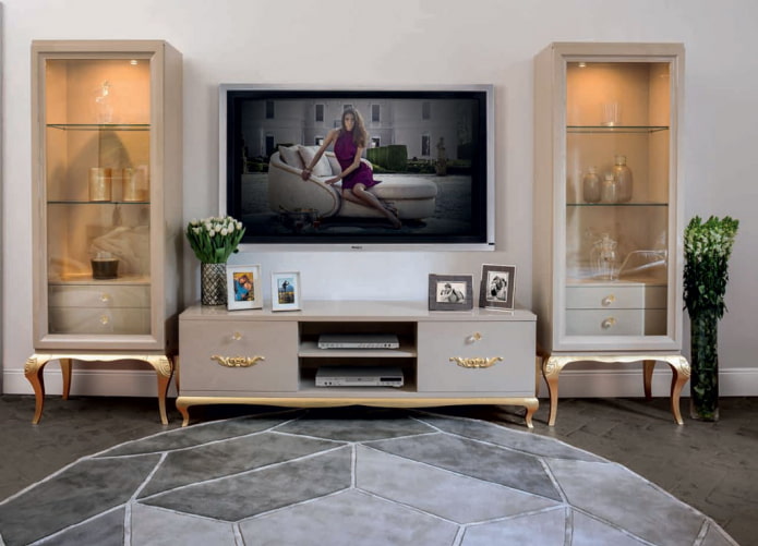 Mobile TV in un interno in stile Art Déco
