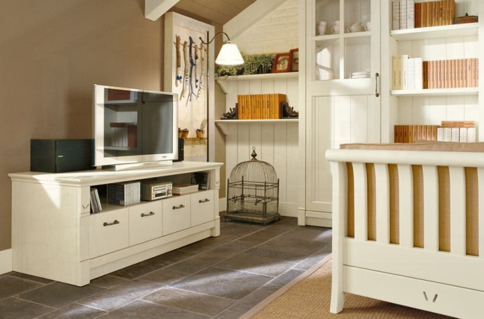 Mobile TV in un interno in stile country