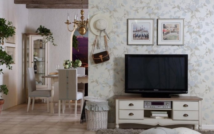 Mobile TV in un interno in stile provenzale