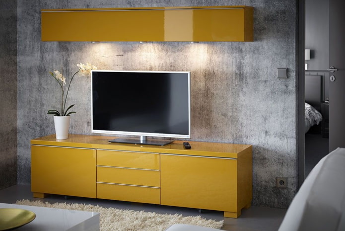 mobile sotto la TV gialla all'interno