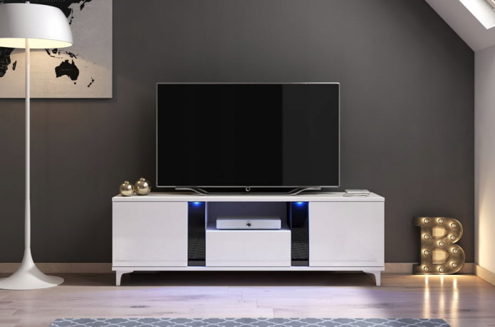mobile TV bianco all'interno