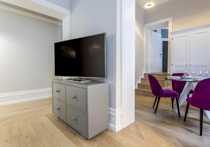 mobile TV grigio all'interno