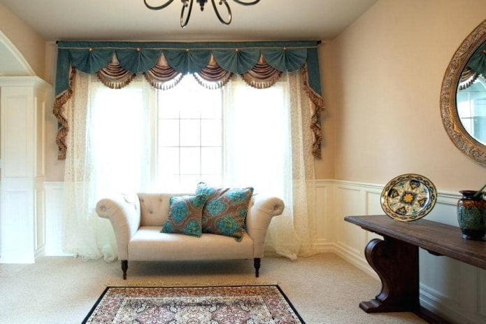 tulle con lambrequin all'interno
