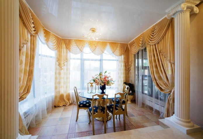 tulle con lambrequin all'interno