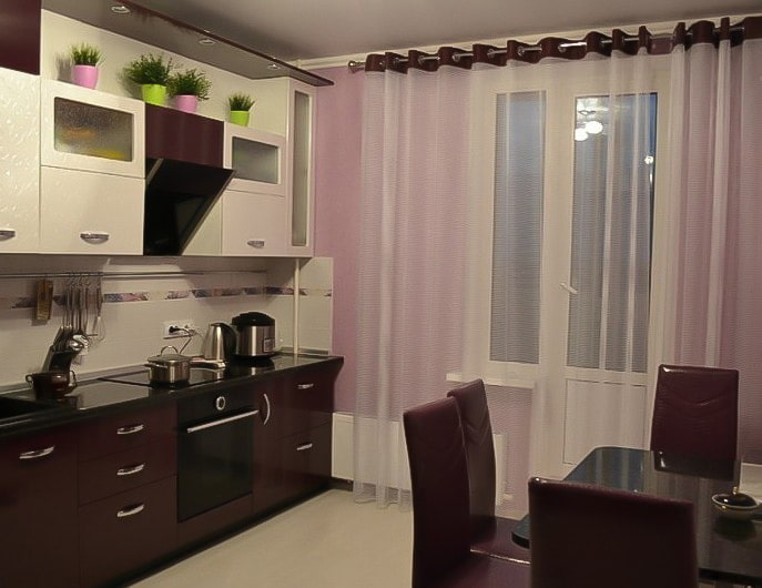 bellissime tende bianche in cucina con un tetto marrone